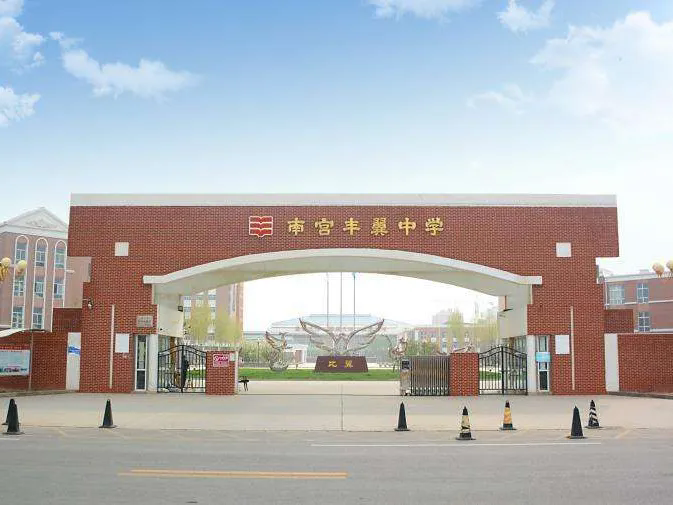 沃克热泵/中央空调为国内众多中学打造绿色舒适冷暖！